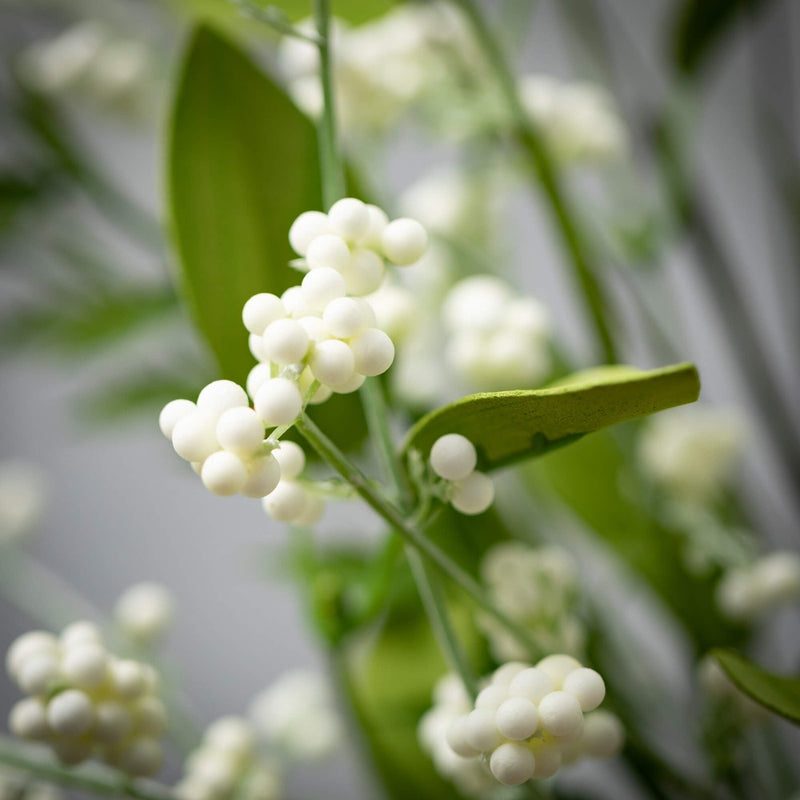 Lush Leaf White Berry Wreath - Small | Putti Fine Furnishings Canada 